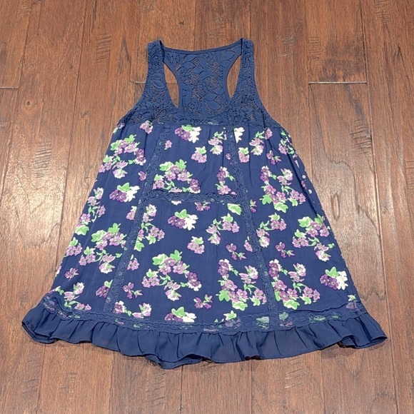 Medium Floral Blue Sleeveless Top - Picture 1 of 15
